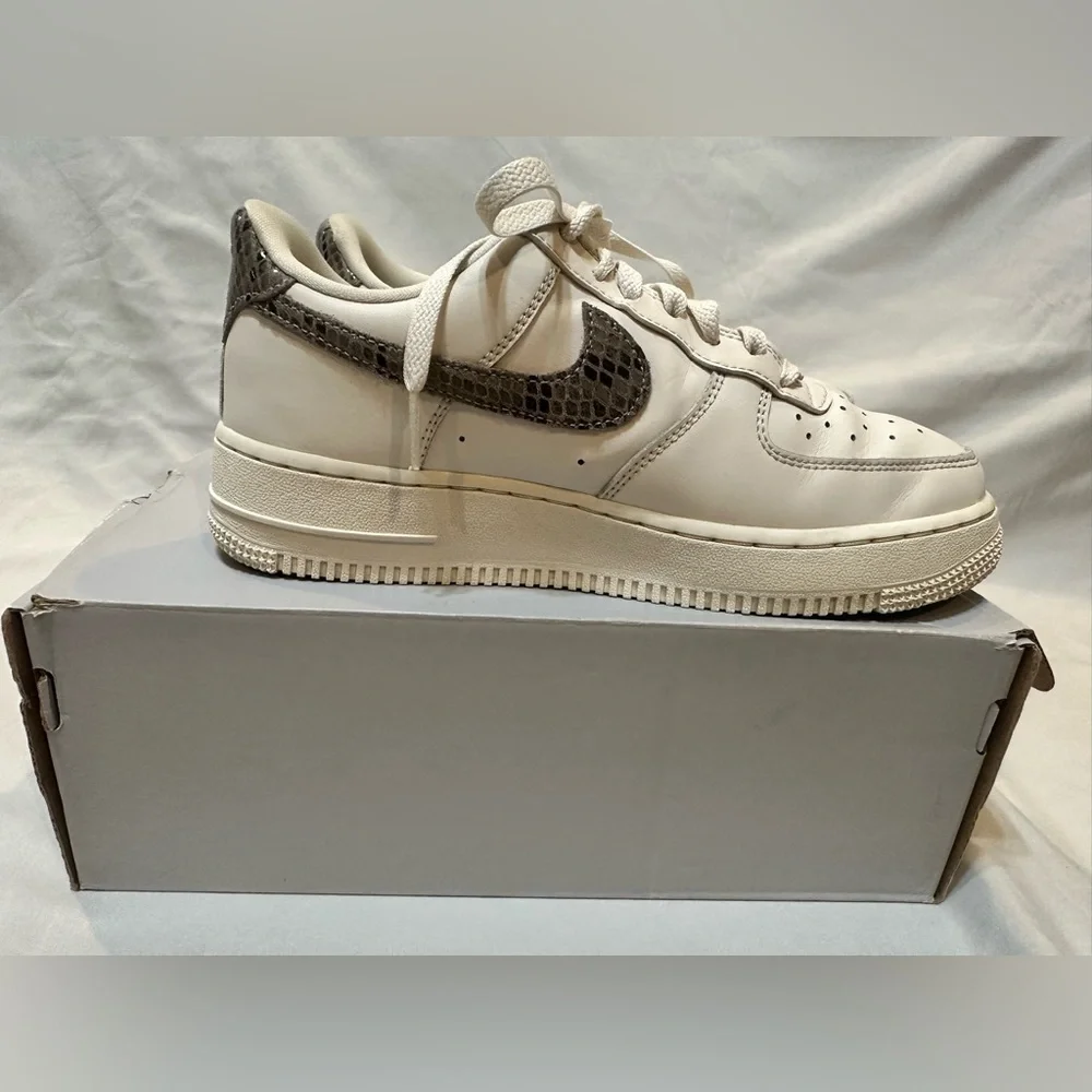 Nike Women's Air Force 1 '07 